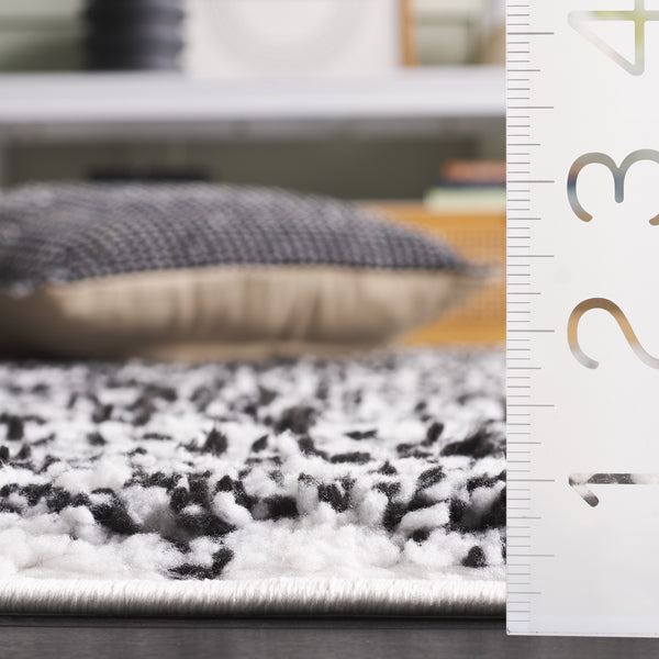 Safavieh Rumi Luxurious Round Shag Area Rug - Elegant Ivory Beige Design For Cozy Home Spaces 6ft 7in Black ,Ivory Polyester Rms110z-28