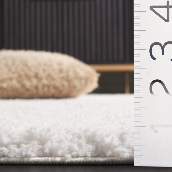 Safavieh Rumi Shag Area Rug - Luxurious Geometric Design For Modern Homes, Soft Texture, Durable & Elegant Ivory ,Light Beige Polyester Rms126a-28