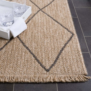 Safavieh Retreat Luxurious Indoor Outdoor Area Rug - Elegant Natural And Black Design For Any Space Natural ,Black 87% Polypropylene,13% Polyester Rte256b-7r