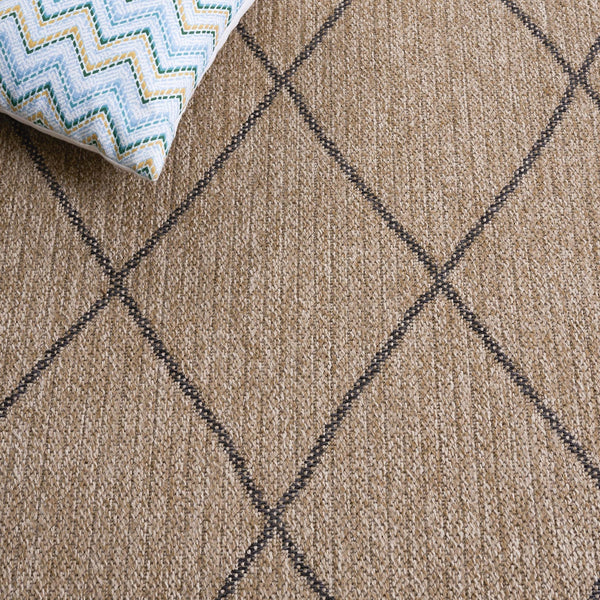 Safavieh Retreat Luxurious Indoor Outdoor Area Rug - Elegant Natural And Black Design For Any Space Natural ,Black 87% Polypropylene,13% Polyester Rte256b-7r