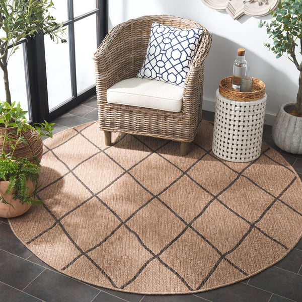 Safavieh Retreat Luxurious Indoor Outdoor Area Rug - Elegant Natural And Black Design For Any Space Natural ,Black 87% Polypropylene,13% Polyester Rte256b-7r