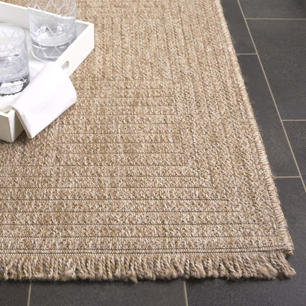 Safavieh Retreat Elegant Indoor/Outdoor Rug – Exquisite Natural Hues, Durable & Easy To Clean For Any Space Natural 87% Polypropylene,13% Polyester Rte258b-9