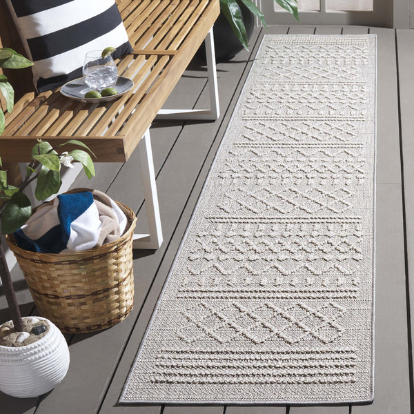 Safavieh Santorini Area Rug - Elegant Grey And Ivory Design, Durable Power Loomed Indoor/Outdoor Versatility Grey ,Ivory 92% Polypropylene,8% Polyester San102f-8