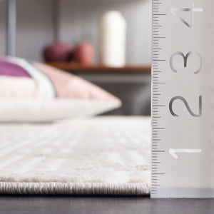 Safavieh Saylor 102 Power Loomed Transitional Rug Beige / Ivory 6'-3" x 6'-3" Round