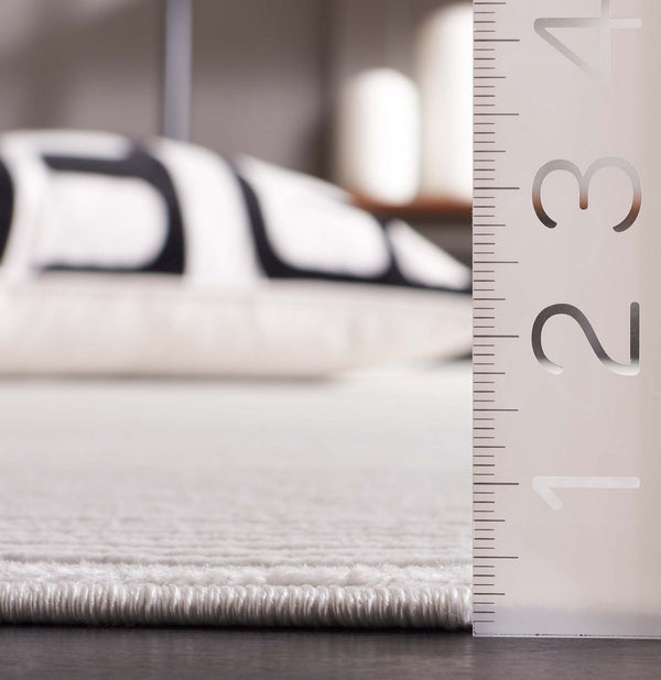 Safavieh Saylor 104 Power Loomed Transitional Rug Ivory 6'-3" x 6'-3" Round