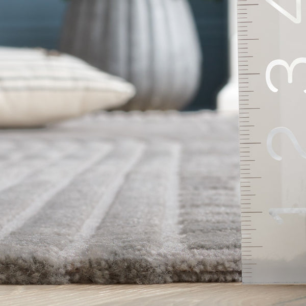 Safavieh Saylor Transitional Area Rug With Abstract Geometric Design For Modern Elegance And Comfort Grey 58% Polypropylene  30% Jute  12 % Polyester Say106f-26