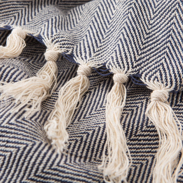 Jaipur Living Jaipur Living Cotton Chevron Throw with Fringe Trim for Coastal Farmhouse Decor Blue THR100011