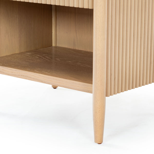 Safavieh Shelbie 1 Drawer Reeded Nightstand - Elegant Bedroom Storage Solution With Sophisticated Style Oak Wood ,Polyester Resin Drawer Fronts Sfv2204a