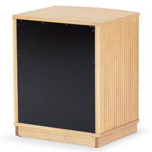 Safavieh Shelbie 3 Drawer Reeded Nightstand - Elegant Oak Design With Modern Accents For Any Bedroom Decor Oak ,Black Wood ,Polyester Resin Drawer Fronts ,Metal Sfv2206a