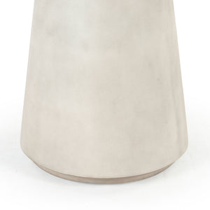 Safavieh Hayleen Round Concrete Accent Table - Light Grey Industrial Design For Elegant Home Decor Style Light Grey Cast Gfrc Concrete ,Metal Sfv2602a-2bx