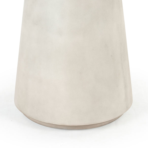 Safavieh Hayleen Round Concrete Accent Table - Light Grey Industrial Design For Elegant Home Decor Style Light Grey Cast Gfrc Concrete ,Metal Sfv2602a-2bx