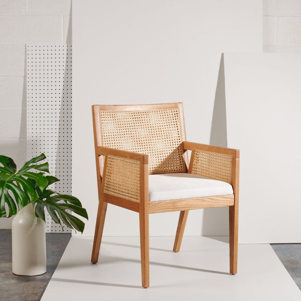 Safavieh MALIK RATTAN DINING CHAIR - Stylish Comfort with Handwoven Accents for Modern Dining Spaces Natural SFV4105B