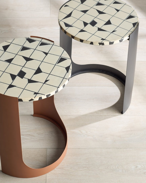 Safavieh TOMLINSON Elegant Brown Resin Top Accent Table with White Iron Frame for Stylish Interiors SFV6805B