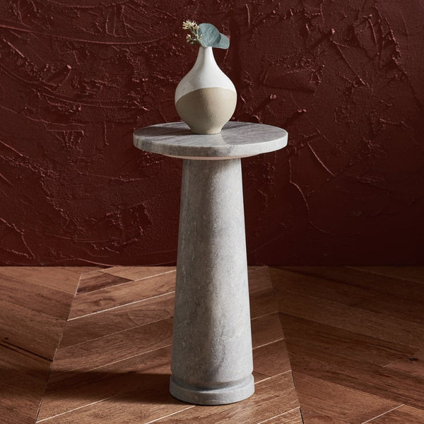 Safavieh VALENTIA Round Marble Accent Table - Sculptural Elegance for Modern Interiors and Small Spaces Light Grey SFV9704A