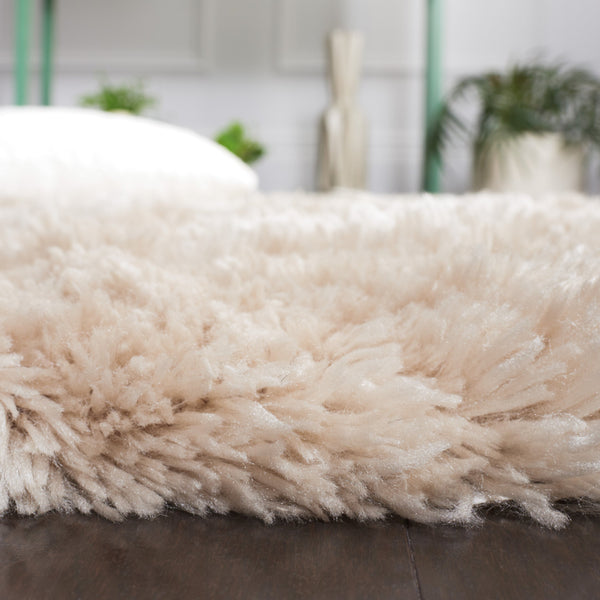 Safavieh Sg270a Luxurious Hand-tufted Area Rug - Plush 3-inch Pile Height For Ultimate Comfort And Style Light Beige Polyester Sg270v-10