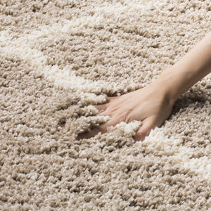 Safavieh Hudson Plush Round Shag Rug — Beige Ivory Flokati Pile, Power-Loomed Turkey Craftsmanship, Cozy Texture 4'-0" x 4'-0" SGH281S-4R