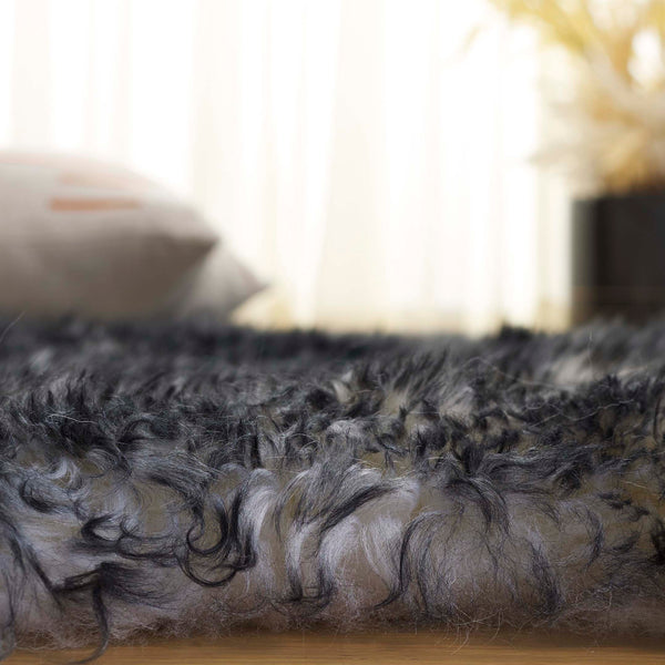 Safavieh Sheep Sheepskin Area Rug - Luxurious Texture In Elegant Steel Blue For Timeless Home Decor Style Ivory ,Dark Charcoal Sheep Skin Shs121g-5