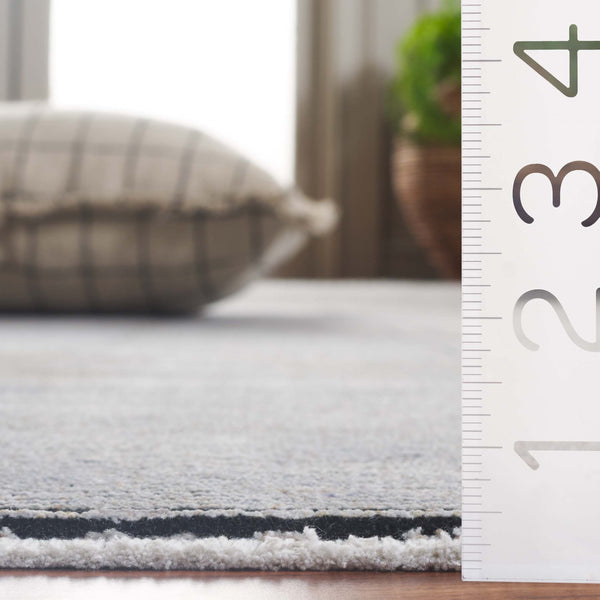 Safavieh Signature Ultra-modern Area Rug In Light Grey With Geometric Pattern - Perfect For Contemporary Spaces Grey ,Black 70% Polyester,30% Acrylic Sig730g-9