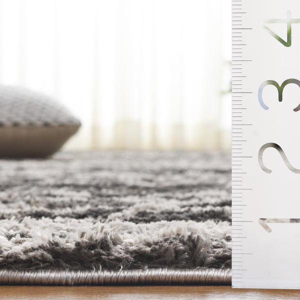 Safavieh Seattle Shag Area Rug - Luxurious Softness, Stylish Design For Cozy Living Spaces And Comfort Ivory ,Grey Polyester Ste908f-7r