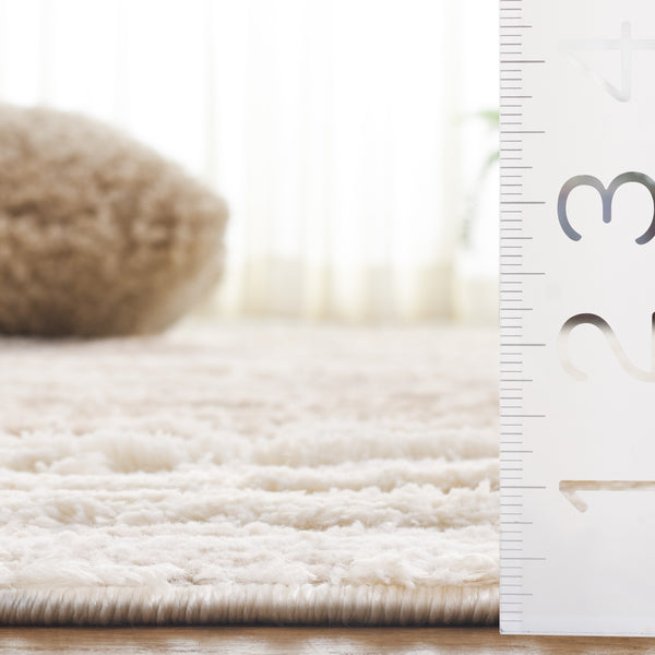 Safavieh Seattle Shag Area Rug - Luxurious Polyester Texture In Elegant Neutral Tones For Any Room Decor Ivory ,Beige Polyester Ste911b-7r