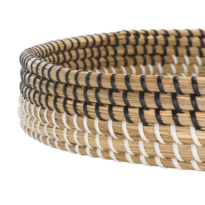 Safavieh Hawley Round Tray - Elegant White And Black Woven Decor Piece For Serving And Displaying Items White ,Black Seagrass And Pp String Stg1809b