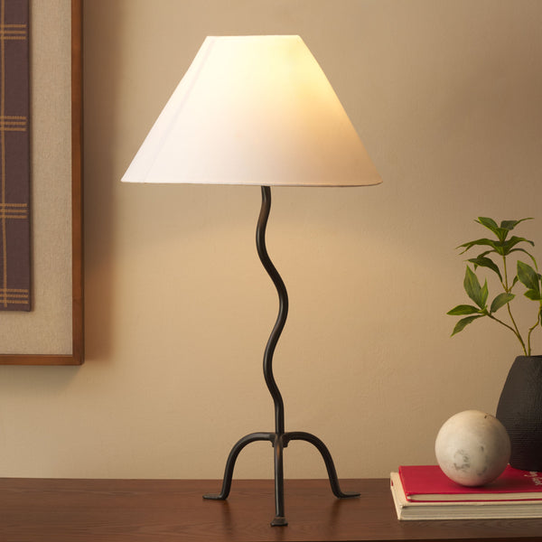 Safavieh Chey, 24.75 Inch Black Metal Table Lamp – Stylish Lighting For Modern Homes, Chic Design & Warmth Black Metal Body ,Fabric Shade Tbl3024a