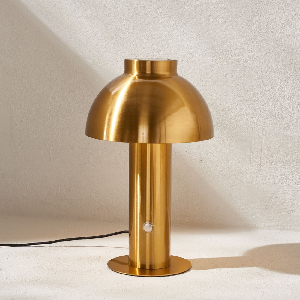 Safavieh NIARA, Modern Rechargeable LED Table Lamp for Home & Office – Elegant Design, Versatile Lighting Solution Brass TBL4315A