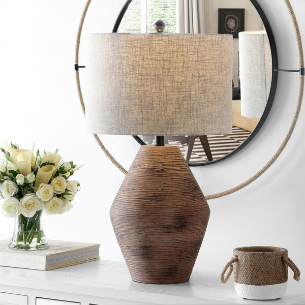 Safavieh DETRIS, Elegant 26.25-Inch Brown Resin Table Lamp for Cozy Ambiance in Any Room – Stylish Lighting Solution TBL4368A