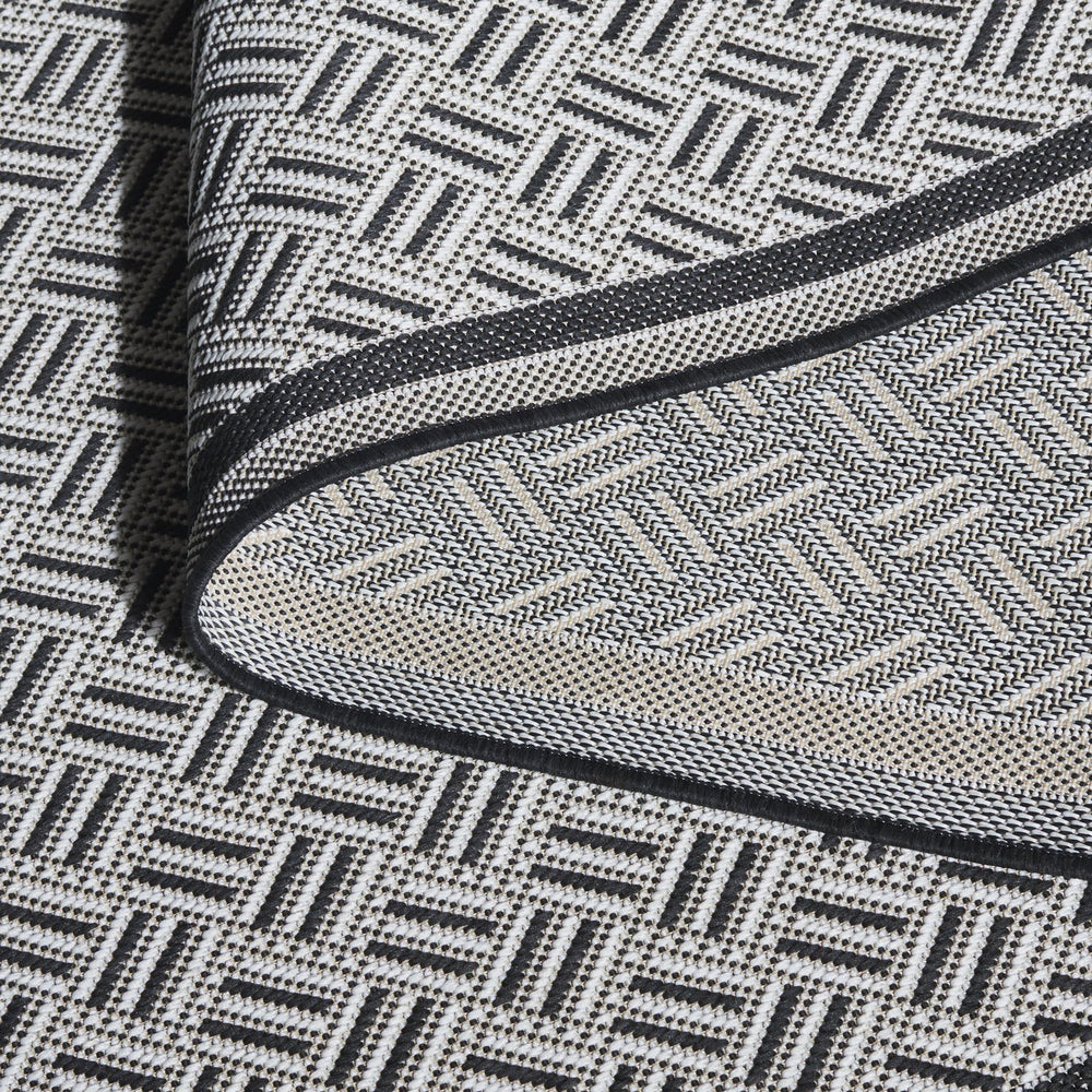 Safavieh Terrace Chic Black & White Geometric Rug — Durable Polypropylene Outdoor/Indoor Low-Profile Accent 4'-0" x 6'-0" TER800Z-4
