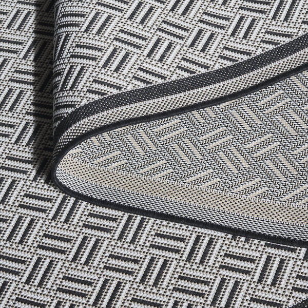 Safavieh Terrace Chic Black & White Geometric Rug — Durable Polypropylene Outdoor/Indoor Low-Profile Accent 4'-0" x 6'-0" TER800Z-4