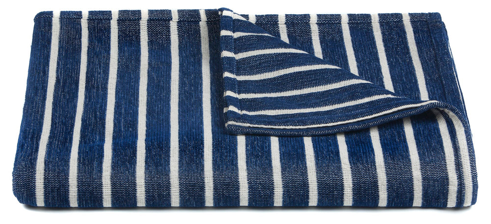 Chandra Rugs Handcrafted Polyester Throw - Luxurious Blend For Cozy Comfort & Elegant Home Decor Upgrade Blue,White Polyester,Cotton Th-ari51600