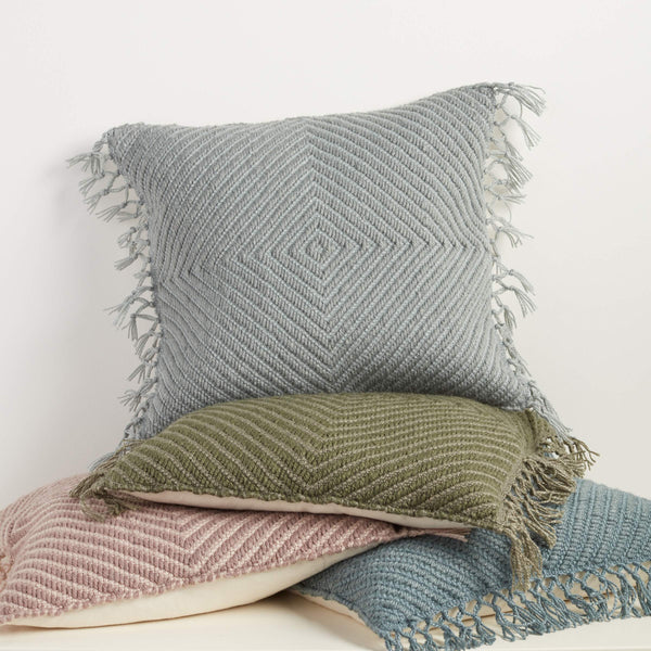 Jaipur Living Jaipur Living Maritima Boho Diamond Woven Outdoor Pillow Cover with Macrame Tassel Trim Mauve PLC102458