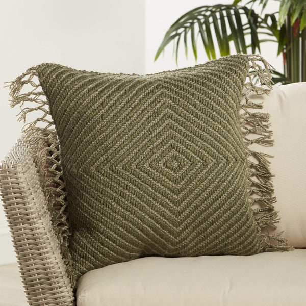 Jaipur Living Jaipur Living Maritima Diamond Weave Boho Throw Pillow with Macrame Tassel Trim Green PLW103738