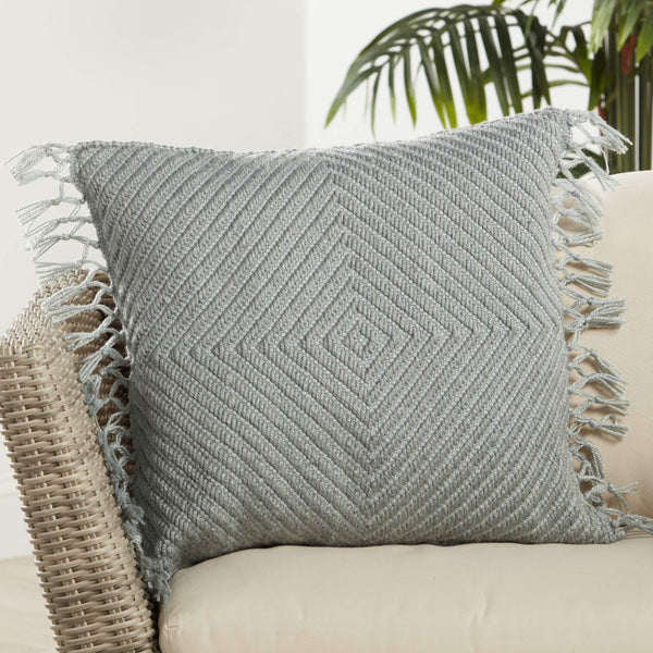 Jaipur Living Jaipur Living Maritima Diamond Weave Boho Throw Pillow with Macrame Tassel Trim Light Gray PLW103739