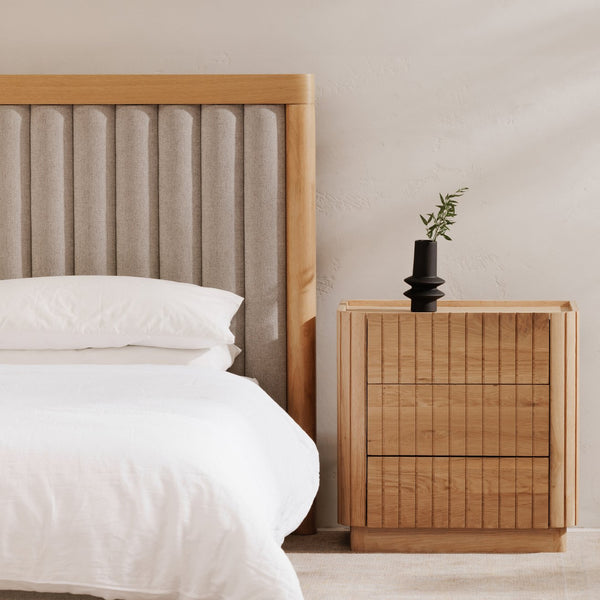 Moe's Home Nina Bed - Modern Elegance With Brutalist Design, Cozy Upholstered Headboard & Durable Frame Grey Upholstery,
100% Polyester,Oak Veneer Over Mdf Frame Ut-1004-15-0