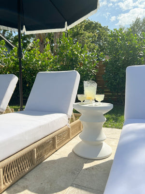 Safavieh KATARA Concrete Accent Stool – Stylish Hourglass Design for Outdoor Seating and Decorative Use Ivory VNN1034B