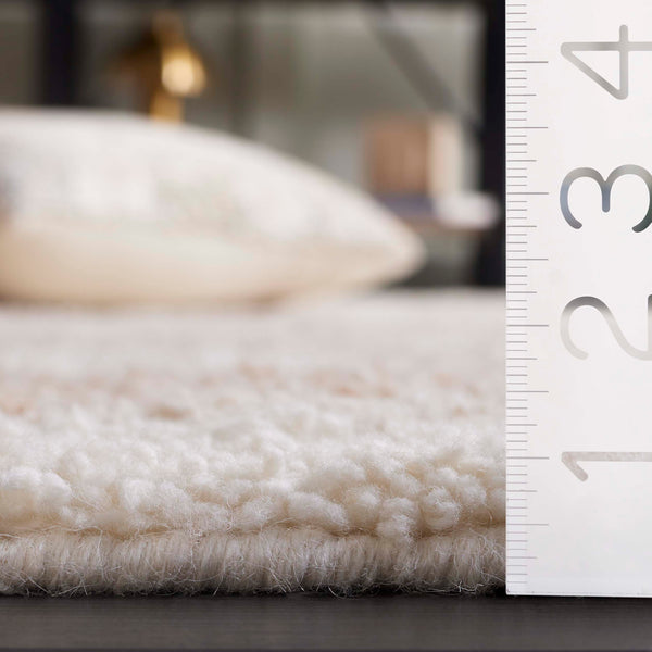 Safavieh Vermont 5'0" X 8'0" Handcrafted Area Rug - Luxurious Ivory & Beige, Soft Organic Pattern, Eco-friendly Ivory ,Beige 70% Wool,30% Recycled Cotton Vrm226a-5