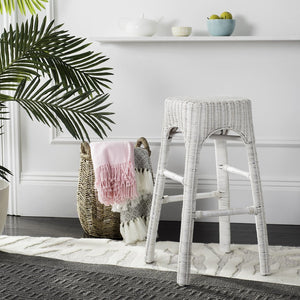Safavieh Percy Wicker Counter Stool – Timeless Cottage Charm, Distressed White Finish, Comfortable Seating & Durability WIK6501A