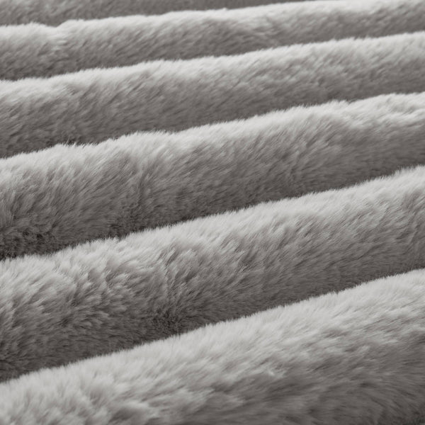 English Elm 3-Piece Queen Coverlet Set Matelassé Elegance with Two Shams — Soft Polyester-Rayon Texture, Durable Comfort Light Gray 21.26 L x 12.99 W x 12.6 H B035P381295