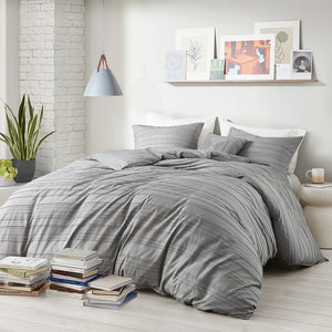 Intelligent Design Oliver Modern/Contemporary Cationic Dyed Clip Jacquard Duvet Cover Set with Throw Pillow ID12-2302 Gray