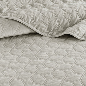 English Elm 3 Madison Park Harper Velvet Quilt Set King/Cal King Soft Geometric Quilted Texture Antimicrobial Finish Ivory 17.72 L x 16.14 W x 8.27 H B03597470