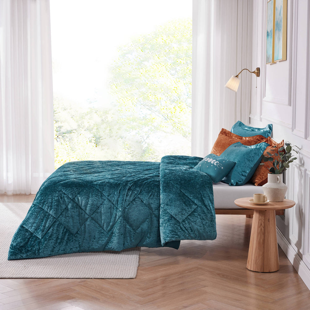 JLA Home Intelligent Design - Velvet Quilted Diamond Comforter Set with Oblong Pillow - Luxurious Crushed Velvet, Hypoallergenic Warmth Teal ID10-1905