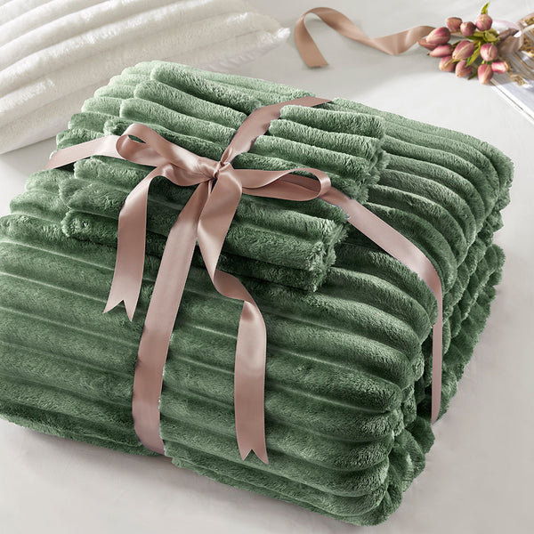 JLA Home Intelligent Design - Fluffy ribbed plush comforter set with 300gsm loft, Oeko-Tex certified, cloud-like warmth ready to use Green AM10-0282