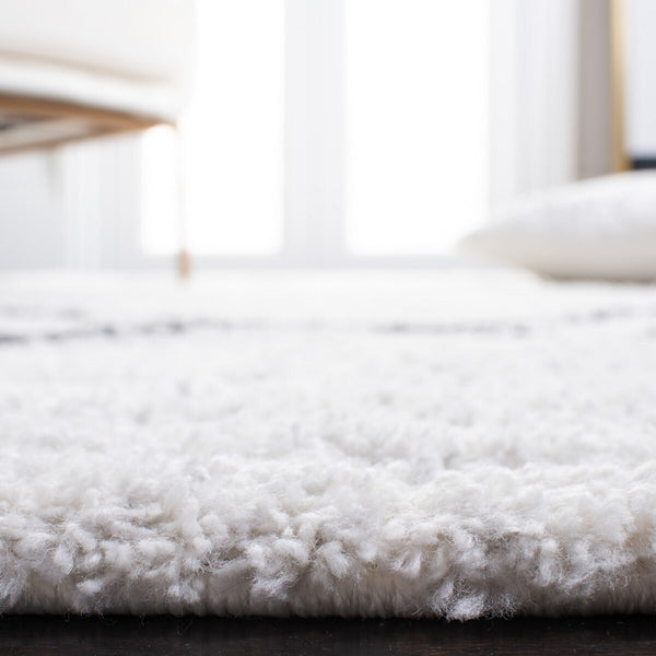 Safavieh August 500 Power Loomed Shag Rug Beige / Black AUG532B-4