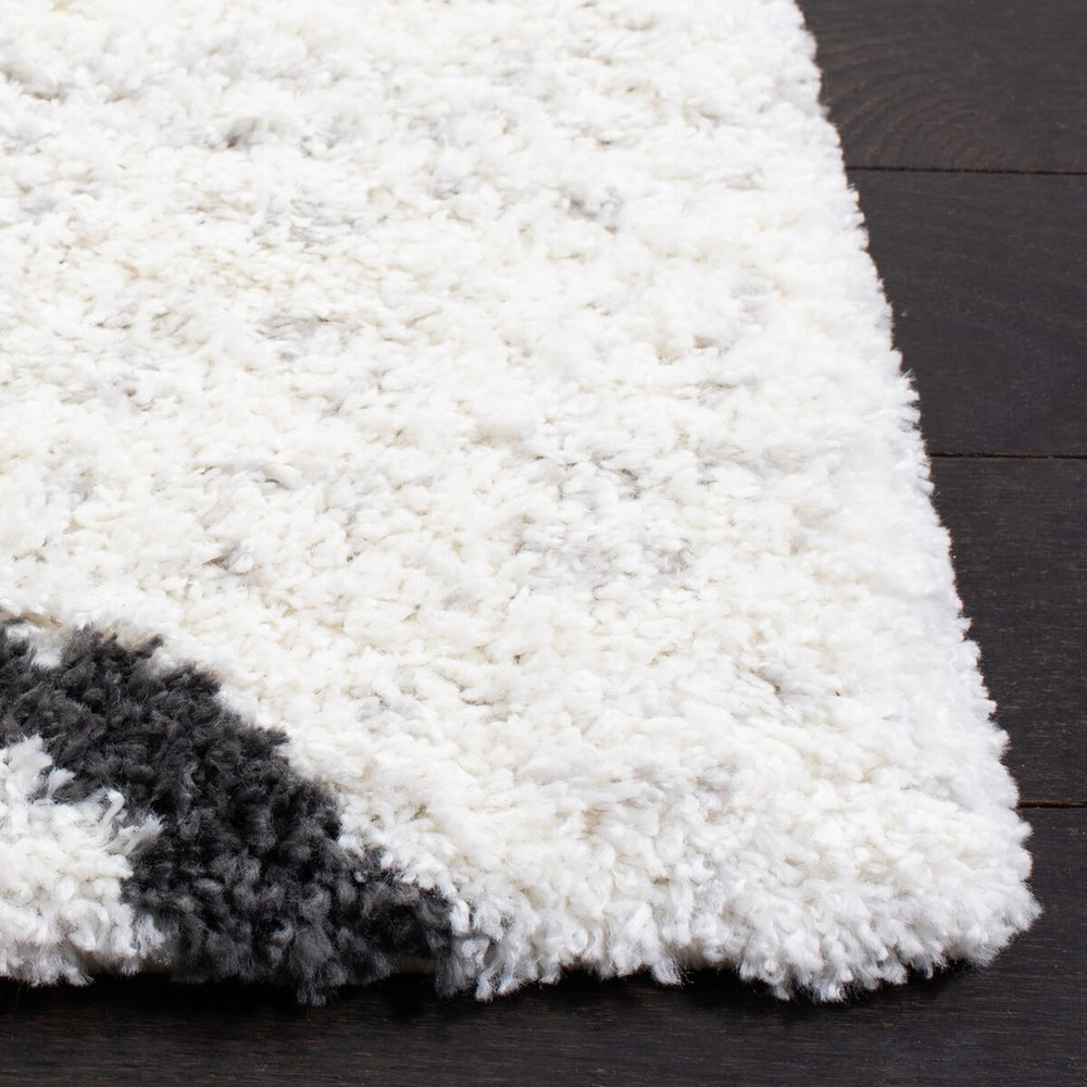 Safavieh August 500 Power Loomed Shag Rug Beige / Black AUG532B-4