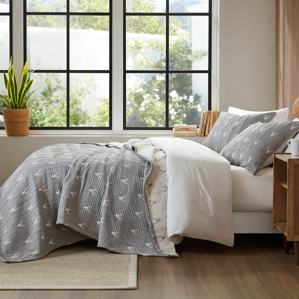 English Elm 3 Plush King Coverlet Set with Matelassé Texture, Lightweight Breathable Polyester Comforter & Shams Grey 18.7 L x 14.76 W x 5.71 H B035P366541