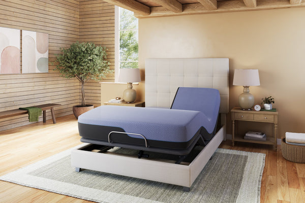 English Elm Refresh Hybrid Queen Mattress Adjustable Base Bundle with Split Head Zero Gravity B210S00005