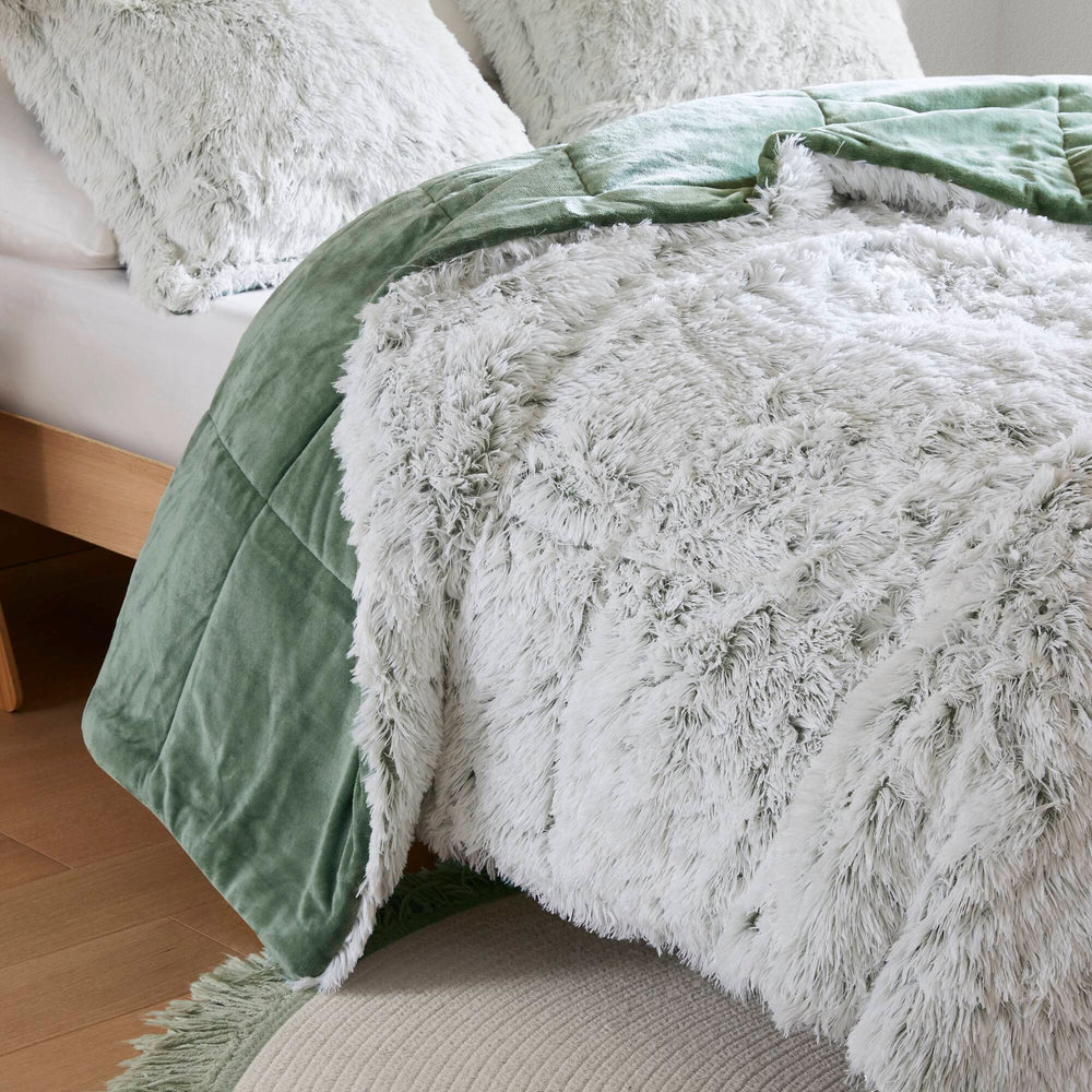 English Elm 3 Piece Shaggy Faux Fur Comforter Set Plush Lodge Style Hypoallergenic Bedding White+Green B035P319584
