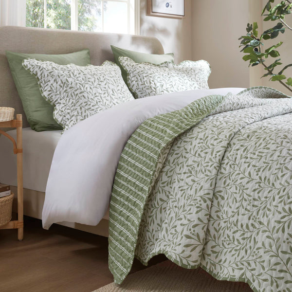 English Elm 3-piece King Quilt Set Scalloped Hem Microfiber Bedding for Master or Guest Room Sage Green B035P482950
