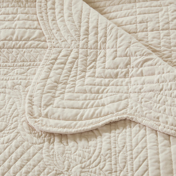 JLA Home Madison Park - Oversized Quilted Throw Adds Vintage-Soft Texture with Scalloped Edges, Breathable Cotton Fill, Machine Washable Cream MP50-1215